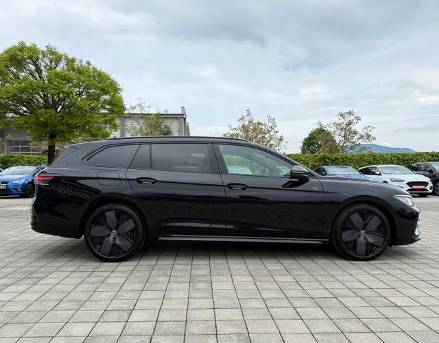 Fahrerseite Volkswagen Passat Variant 2025 R-Line 2.0 TSI 4MOTION 265 DSG