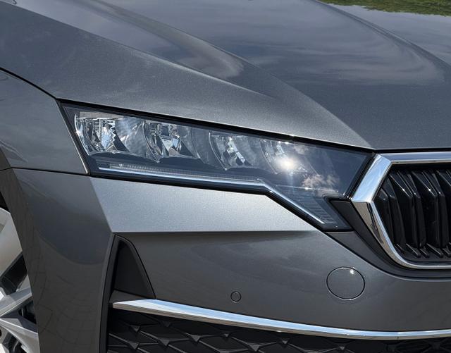LED Scheinwerfer Skoda Octavia Combi 2025 H14 SELECTION 1.5 TSI mHEV 110kW DSG