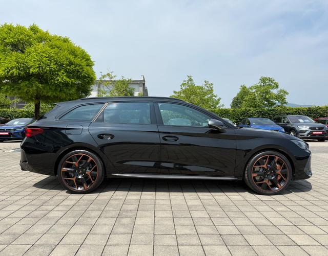 Beifahrerseite Cupra Leon Sportstourer 2025 H3 VZ EXTREME 2.0 TSI 245 kW DSG