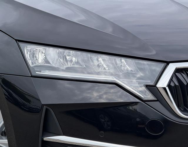 LED Scheinwerfer Skoda Octavia Combi 2025 H14 SELECTION 1.5 TSI mHEV 110kW DSG
