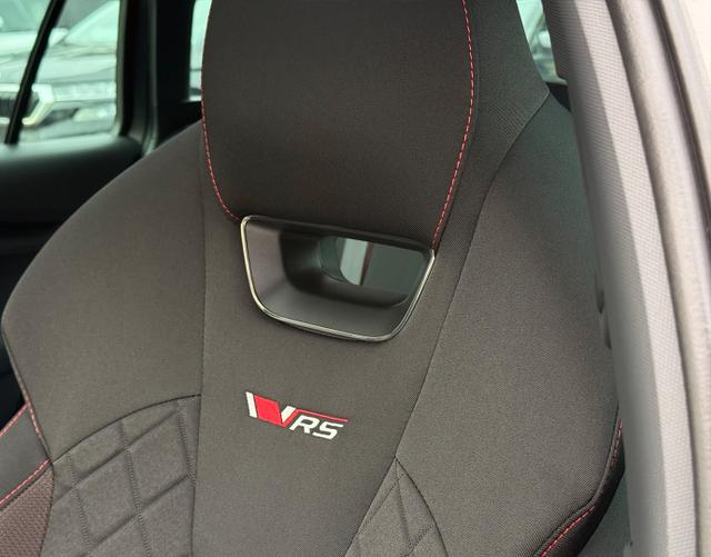 Vordersitze Polsterung Logo Skoda Octavia Combi 2025 H4 RS 2.0 TSI 265 DSG