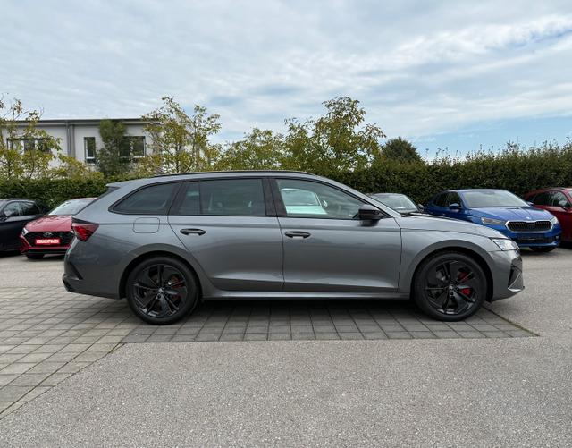 Fahrerseite Skoda Octavia Combi 2025 H4 RS 2.0 TSI 265 DSG