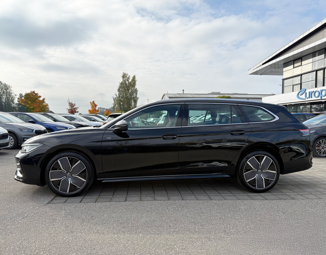 Fahrerseite Volkswagen Passat Variant 2026 R-Line 2.0 TDI SCR 4MOTION 193 DSG