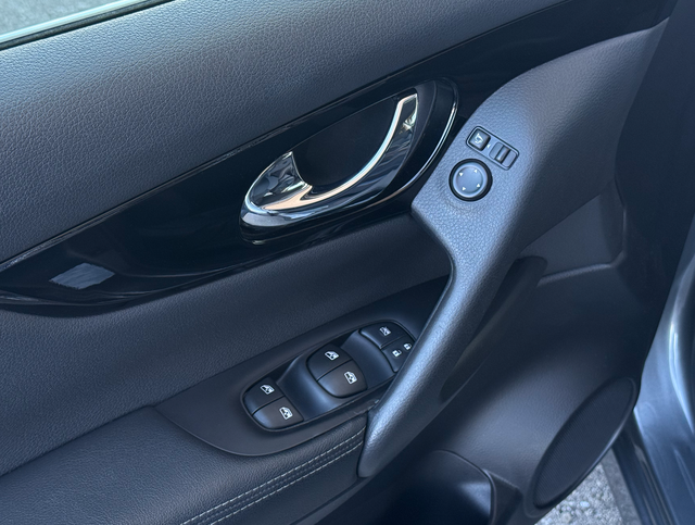 Fahrert&uuml;r highlights Nissan Qashqai N-Connecta 1.3 DIG-T Gebrauchwagen