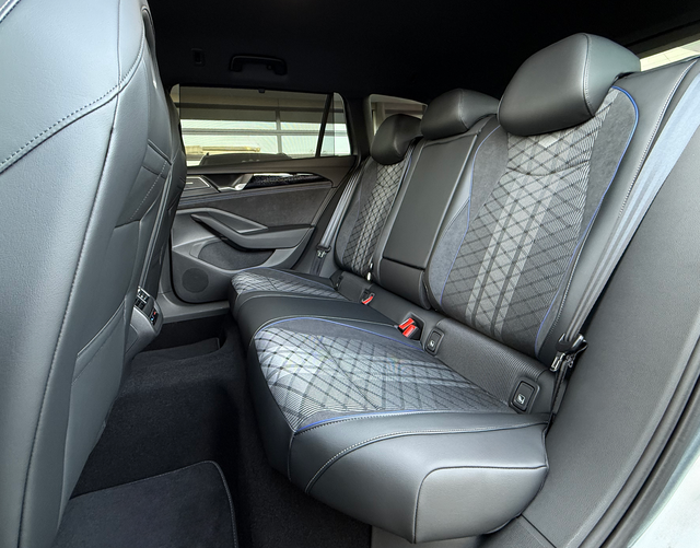 Rücksitzbank Volkswagen Passat Variant 2026 R-Line 2.0 TDI SCR 4MOTION 193 DSG