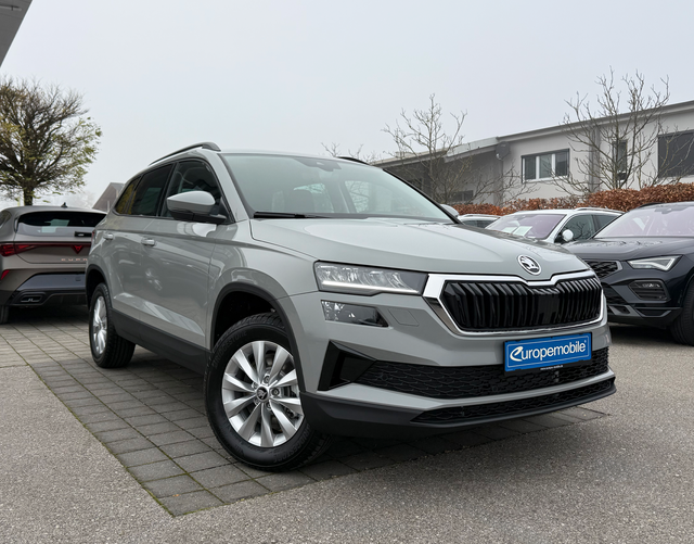 Vorne Skoda Karoq SELECTION 1.5 TSI 110kW DSG