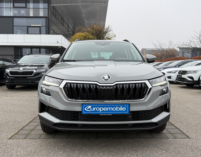 Vorne Skoda Karoq SELECTION 1.5 TSI 110kW DSG