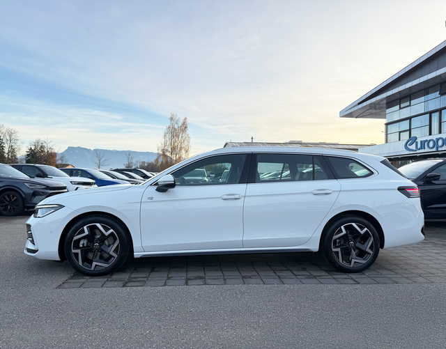 Fahrerseite Volkswagen Passat Variant 2026 R-Line 2.0 TDI SCR 4MOTION 193 DSG 