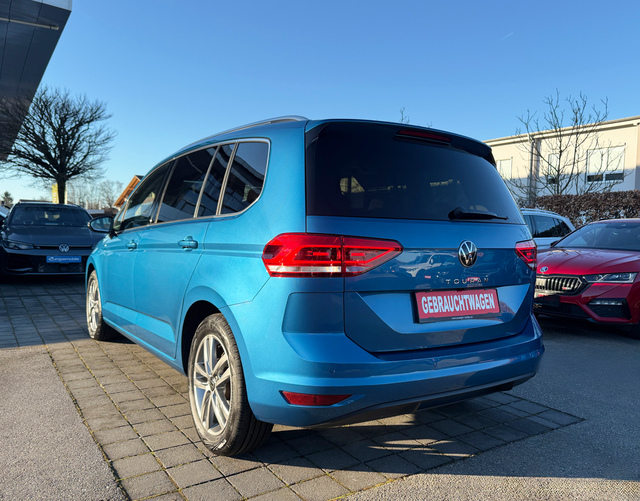 Hinten Volkswagen Touran Highline 1.5 TSI 150 DSG