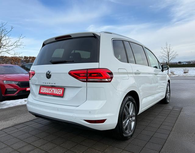 Hinten Volkswagen Touran Highline 1.5 TSI 150 DSG