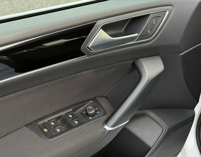 Fahrert&uuml;r Highlights Volkswagen Touran Highline 1.5 TSI 150 DSG