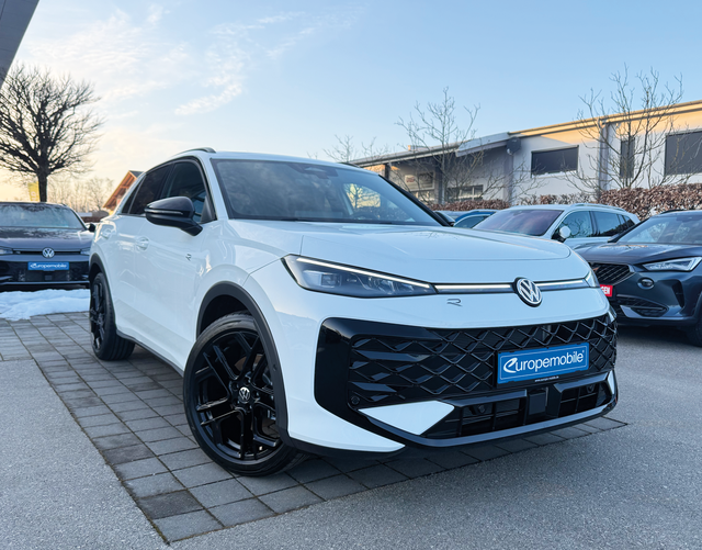 Vorne Volkswagen T-Roc R-Line 1.5 eTSI OPF DSG 