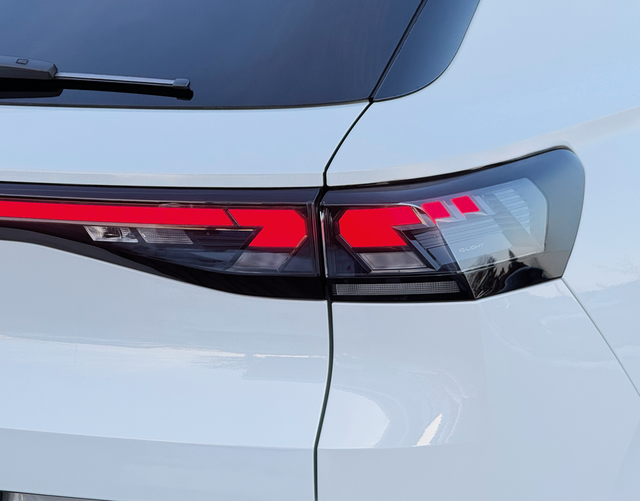 LED R&uuml;ckleuchte Volkswagen T-Roc R-Line 1.5 eTSI OPF DSG 