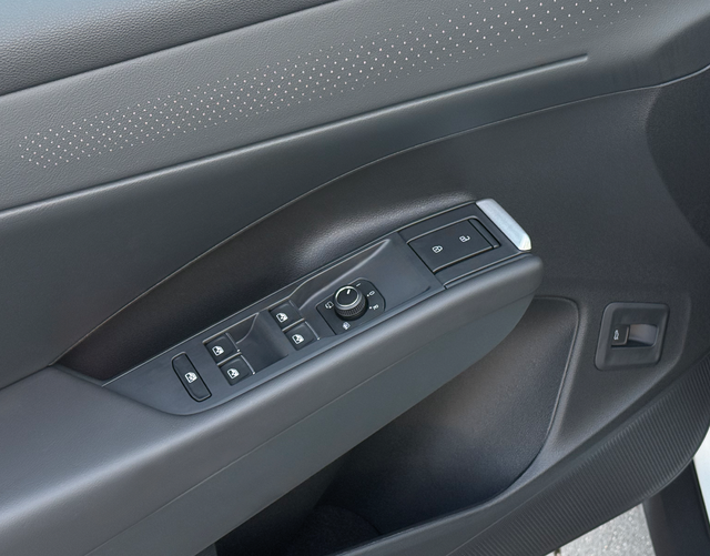 Fahrert&uuml;r Highlights Volkswagen T-Roc R-Line 1.5 eTSI OPF DSG 