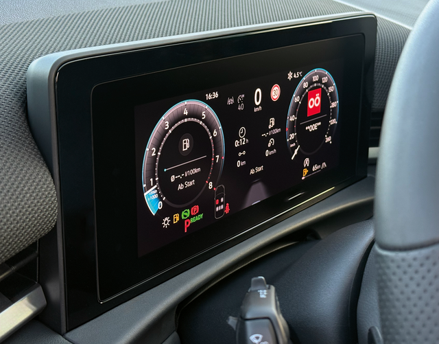 Digitales Cockpit Volkswagen T-Roc R-Line 1.5 eTSI OPF DSG 