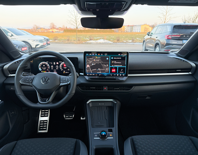Innenraum Volkswagen T-Roc R-Line 1.5 eTSI OPF DSG 