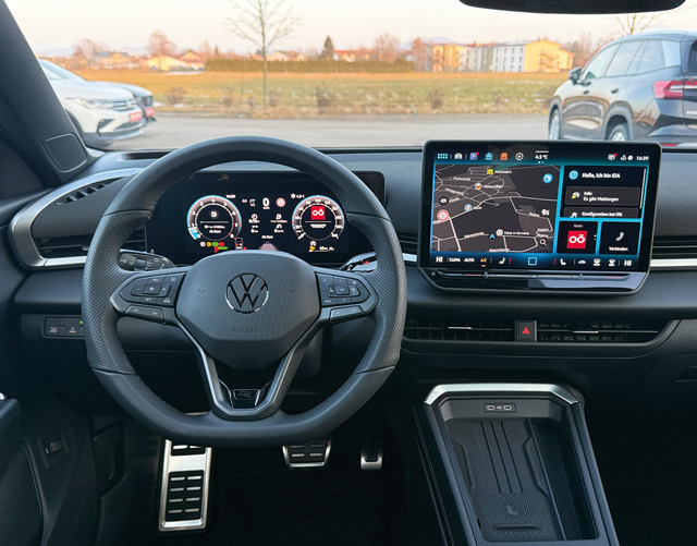 Innenraum Volkswagen T-Roc R-Line 1.5 eTSI OPF DSG 