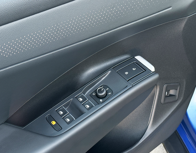 Fahrert&uuml;r Highlights Volkswagen T-Roc R-Line 1.5 eTSI OPF DSG 