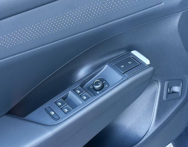 Fahrert&uuml;r Highlights Volkswagen T-Roc R-Line 1.5 eTSI OPF DSG 150