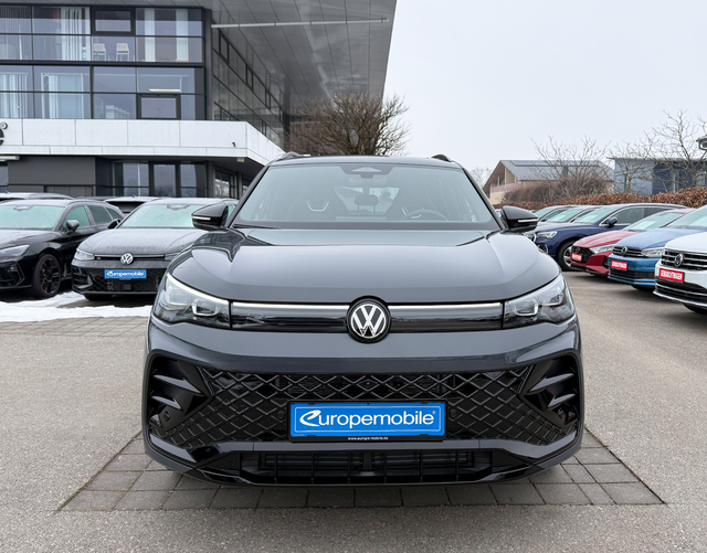 Vorne Volkswagen Tiguan R-LINE 2.0 TDI SCR 193 DSG 4MOTION