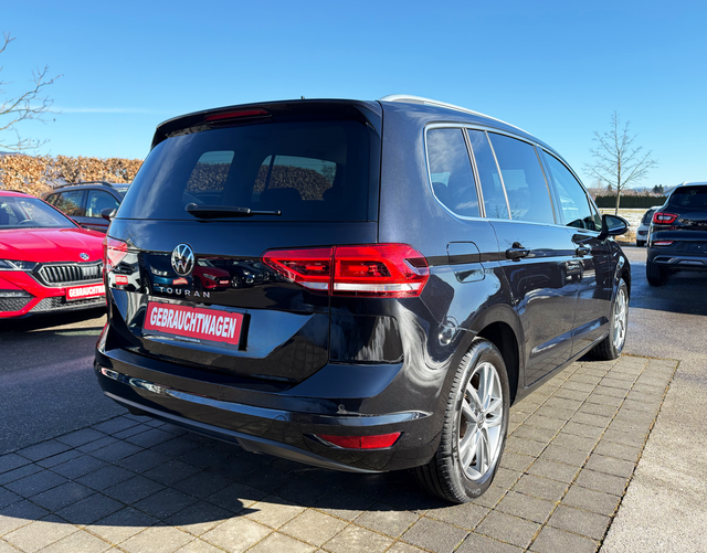 Hinten Volkswagen Touran Highline 1.5 TSI 150 DSG
