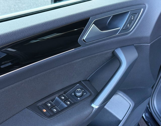 Fahrert&uuml;r Highlights Volkswagen Touran Highline 1.5 TSI 150 DSG