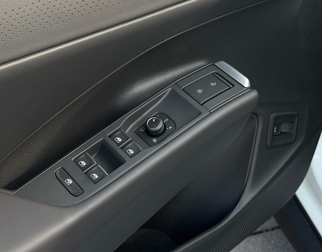 Fahrert&uuml;r Highlights Volkswagen T-Roc R-Line 1.5 eTSI OPF DSG 150