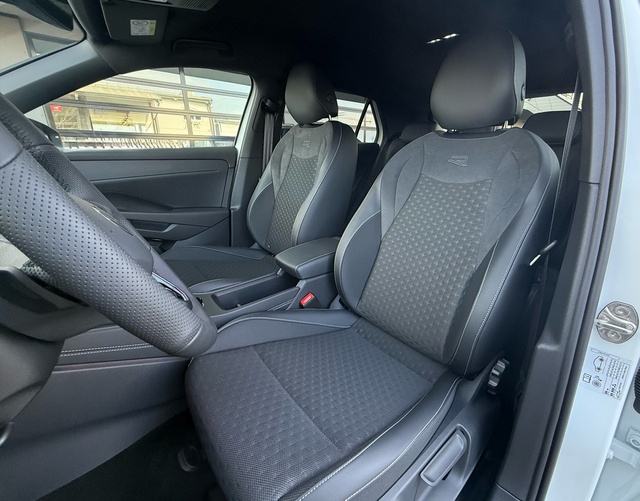 Vordersitze Polsterung Volkswagen T-Roc R-Line 1.5 eTSI OPF DSG 150