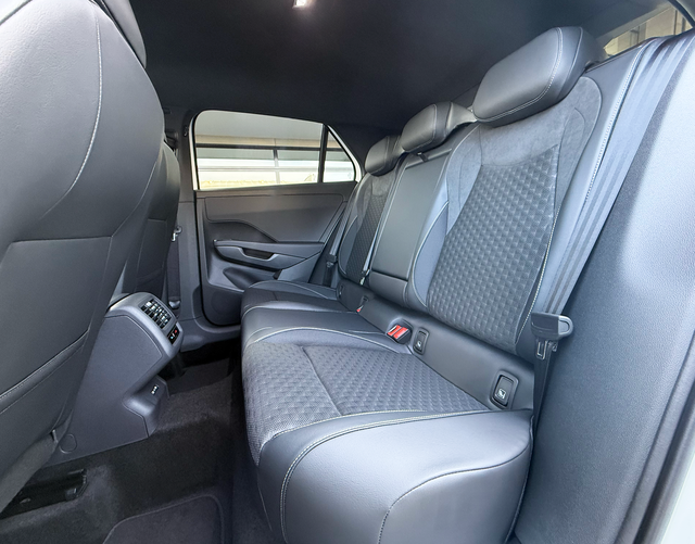 R&uuml;cksitzbank Volkswagen T-Roc R-Line 1.5 eTSI OPF DSG 150