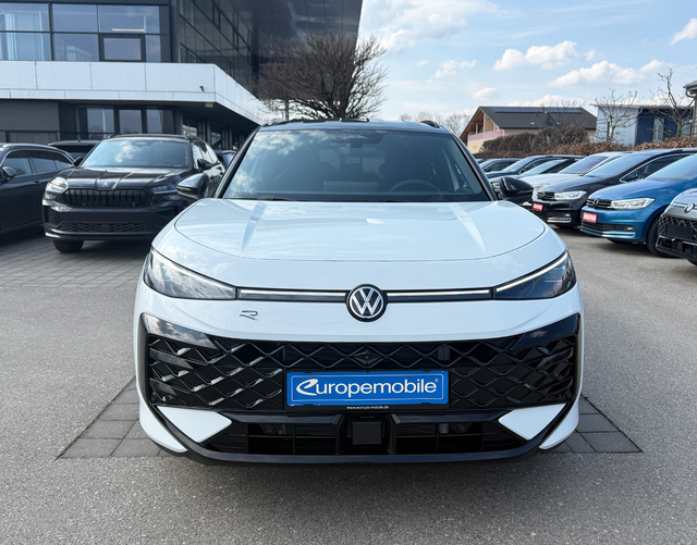 Vorne Volkswagen T-Roc R-Line 1.5 eTSI OPF DSG 150
