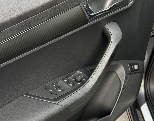 Fahrert&uuml;r Highlights Skoda Karoq 2026 SPORTLINE 1.5 TSI ACT EVO 110 kW DSG