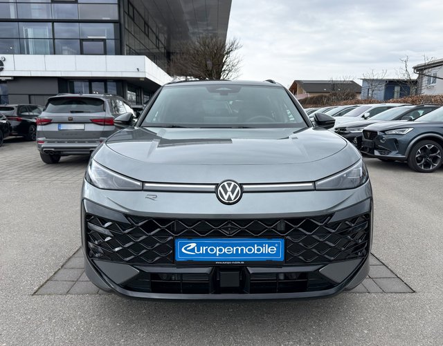 Vorne Volkswagen T-Roc R-Line 1.5 eTSI OPF DSG 150