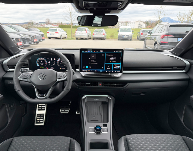 Innenraum Volkswagen T-Roc R-Line 1.5 eTSI OPF DSG 150