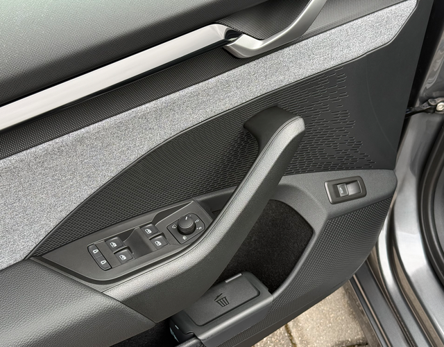 Fahrert&uuml;r Highlights Skoda Octavia Combi SELECTION 2.0 TDI DSG