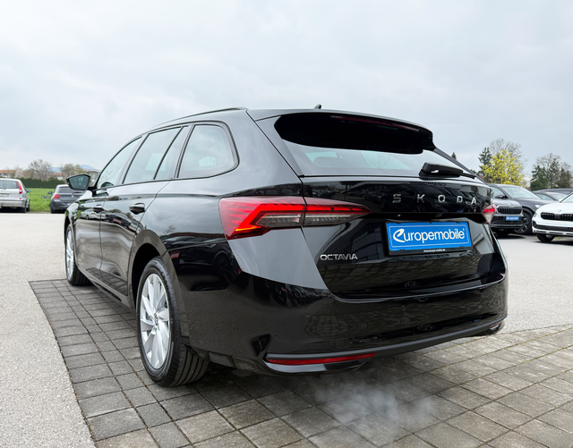 Hinten Skoda Octavia Combi SELECTION 2.0 TDI DSG 150