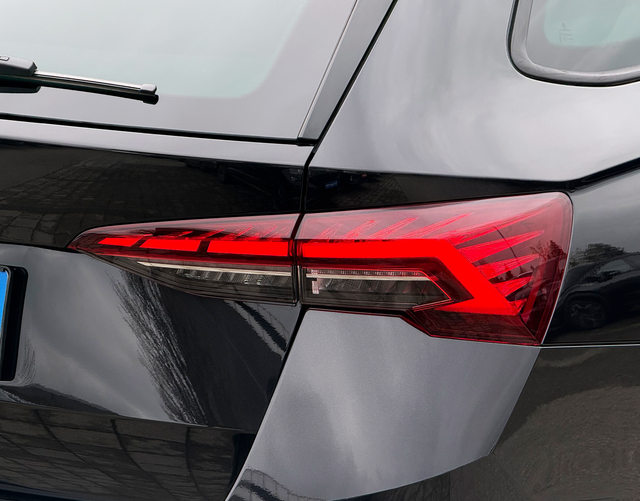 LED R&uuml;ckleuchte Skoda Octavia Combi SELECTION 2.0 TDI DSG 150
