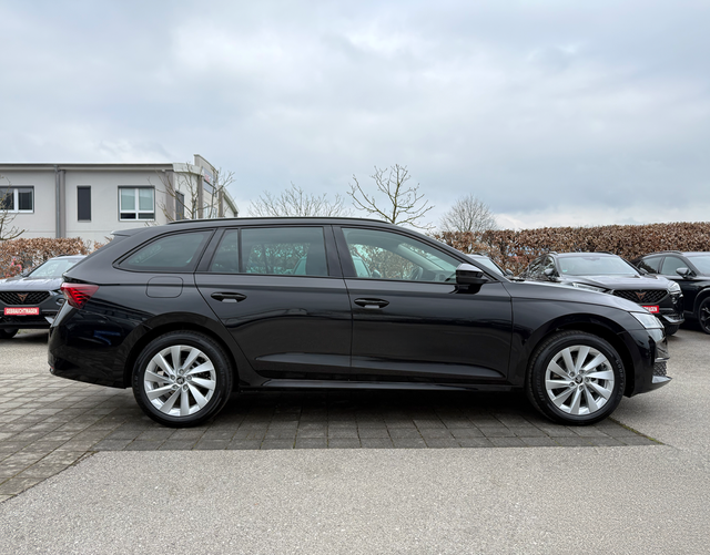 Beifahrerseite Skoda Octavia Combi SELECTION 2.0 TDI DSG 150