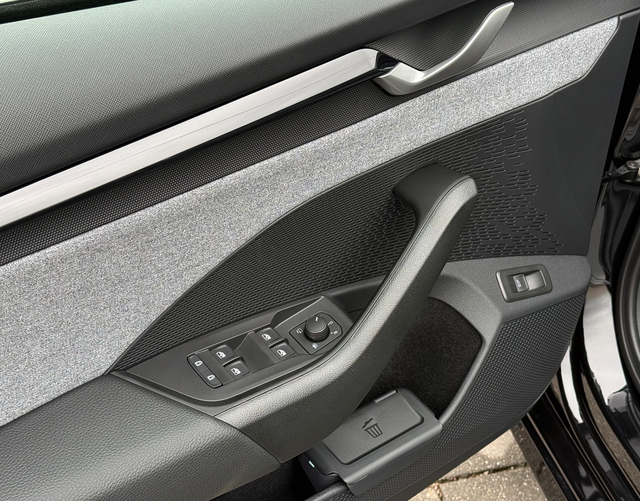 Fahrert&uuml;r Highlights Skoda Octavia Combi SELECTION 2.0 TDI DSG 150