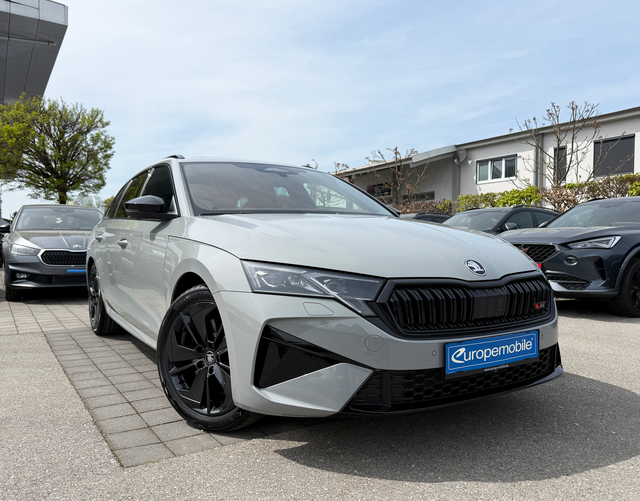 Vorne Skoda Octavia Combi RS 2.0 TSI 265 DSG
