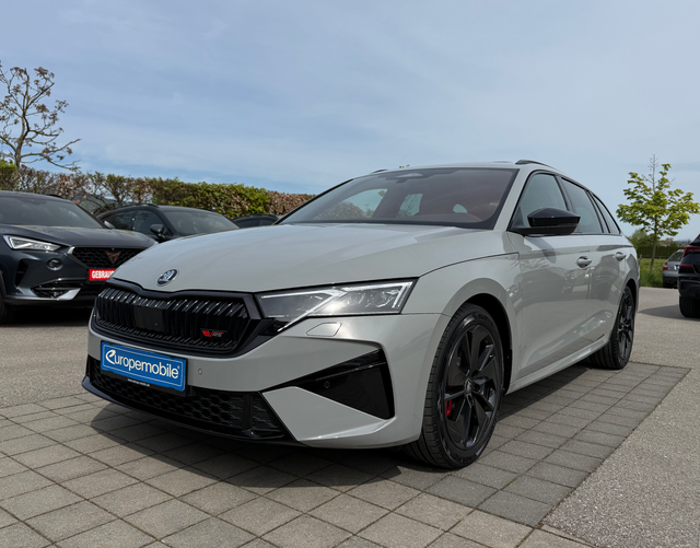 Vorne Skoda Octavia Combi RS 2.0 TSI 265 DSG