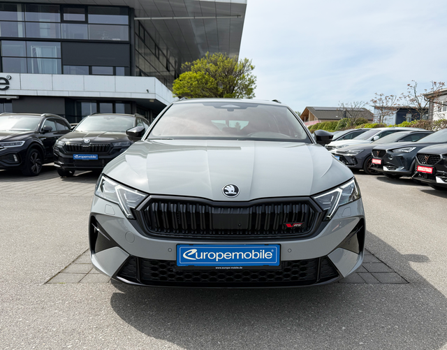 Vorne Skoda Octavia Combi RS 2.0 TSI 265 DSG