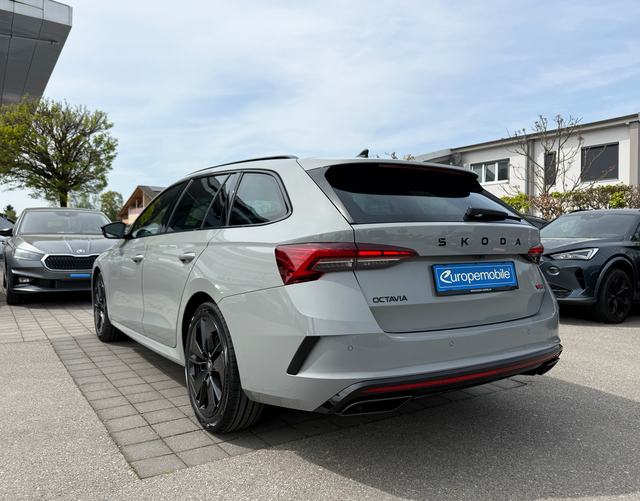 Hinten Skoda Octavia Combi RS 2.0 TSI 265 DSG