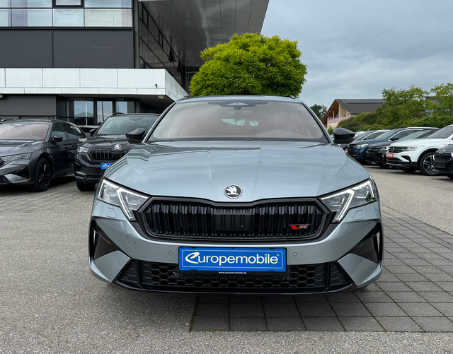 Vorne Skoda Octavia Combi RS 2.0 TSI 265 DSG