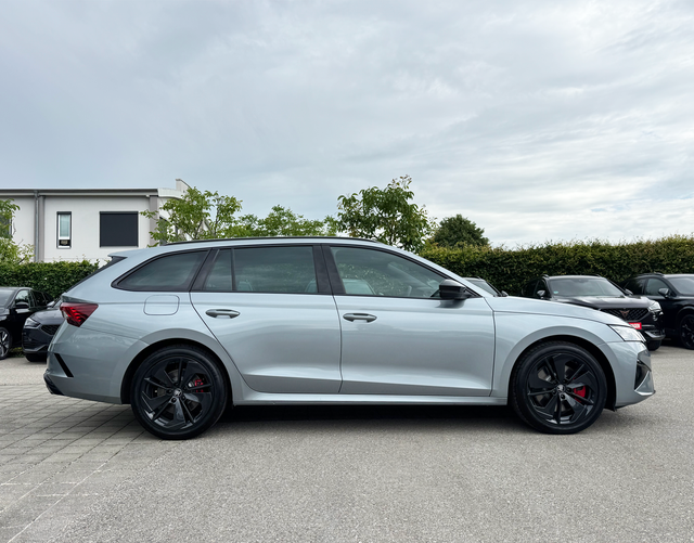 Beifahrerseite Skoda Octavia Combi RS 2.0 TSI 265 DSG
