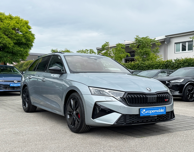 Vorne Skoda Octavia Combi RS 2.0 TSI 265 DSG