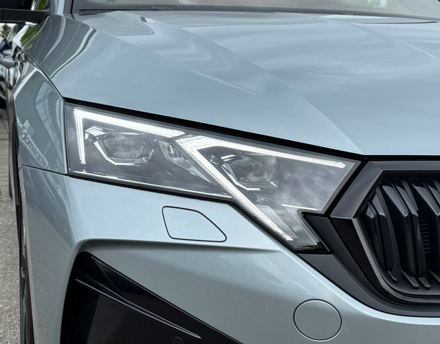 LED Scheinwerfer Skoda Octavia Combi RS 2.0 TSI 265 DSG