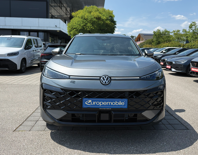Vorne Volkswagen T-Roc R-Line 1.5 eTSI OPF DSG 150