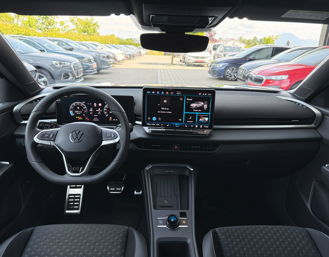 Innenraum Volkswagen T-Roc R-Line 1.5 eTSI OPF DSG 150