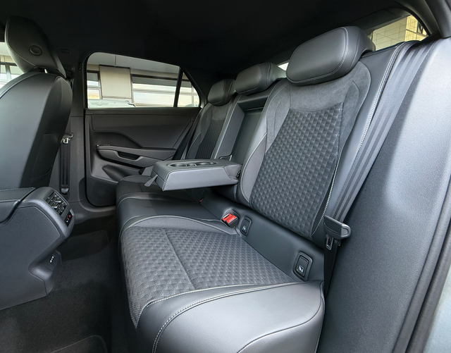 R&uuml;cksitzbank Volkswagen T-Roc R-Line 1.5 eTSI OPF DSG 150