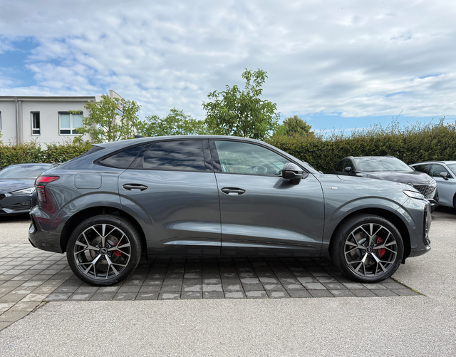 Beifahrerseite Audi Q3 Sportback S line TFSI quattro 204 PS